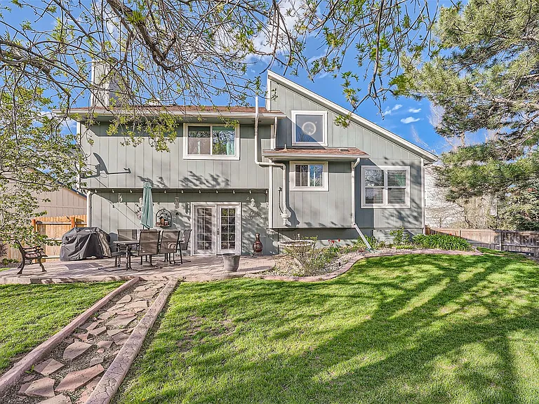 621 Devinney Ct — Photo 16