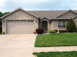 1707 Vista Grande Dr, Pekin, IL 61554