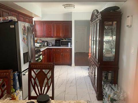 2nd image of 916 Burke Ave Floor 2