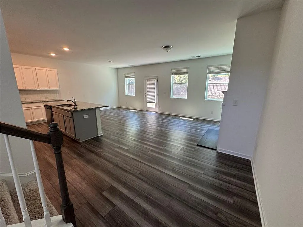 3 bed, 2.5 bath, 1900 sqft, $2,800 — Photo 3