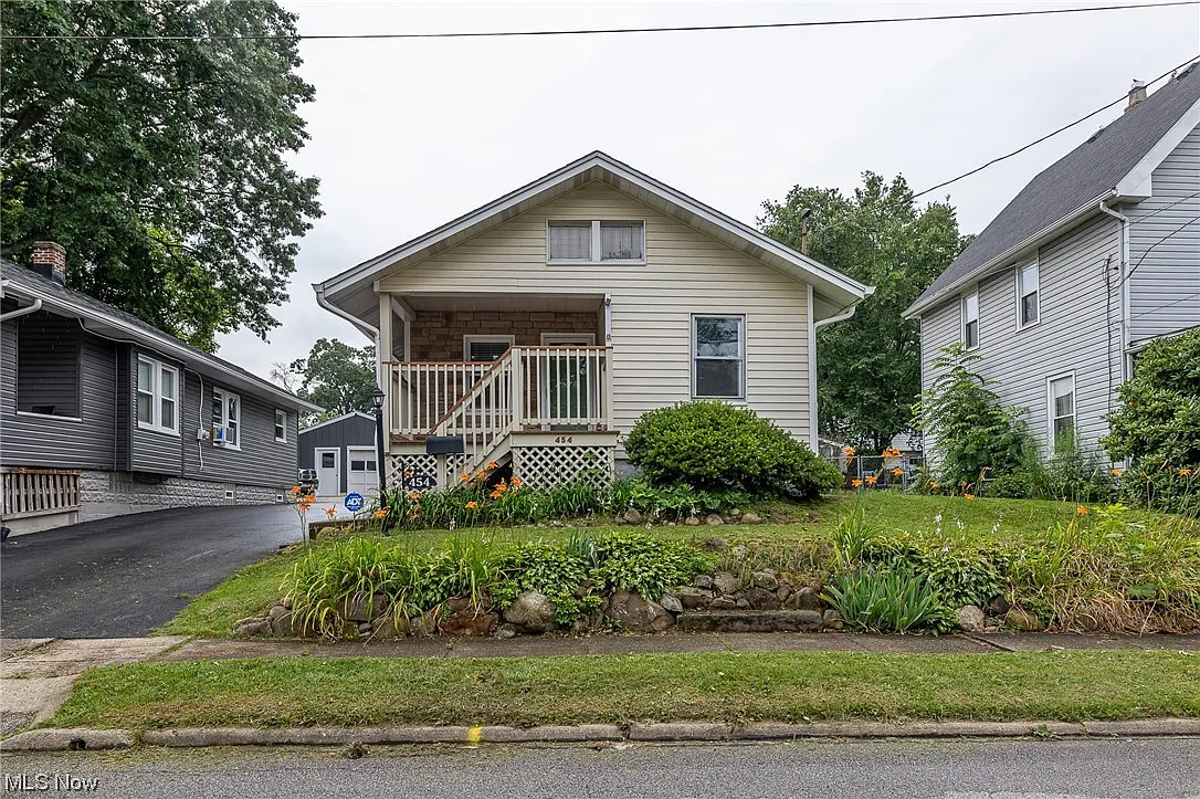 454 Grove Ave photo 1