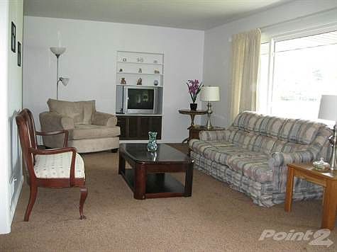 Living Room 11'5 x 21'3''