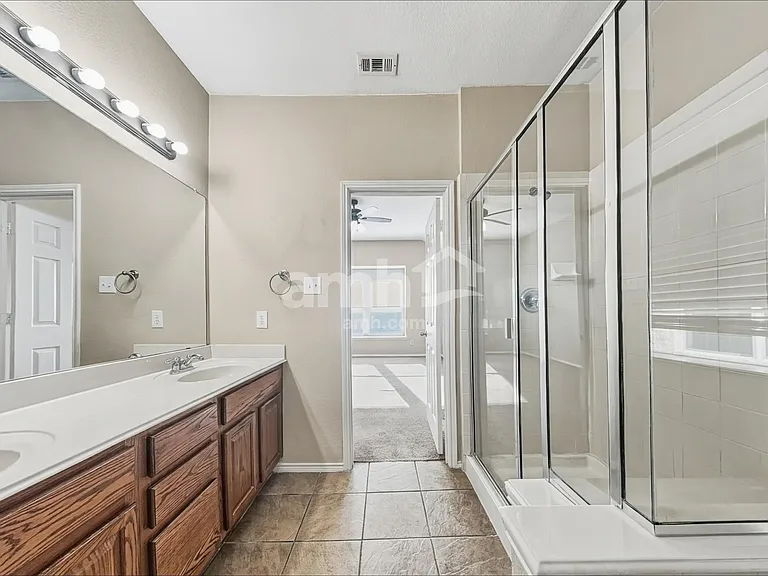 9501 Navarro St — Photo 13