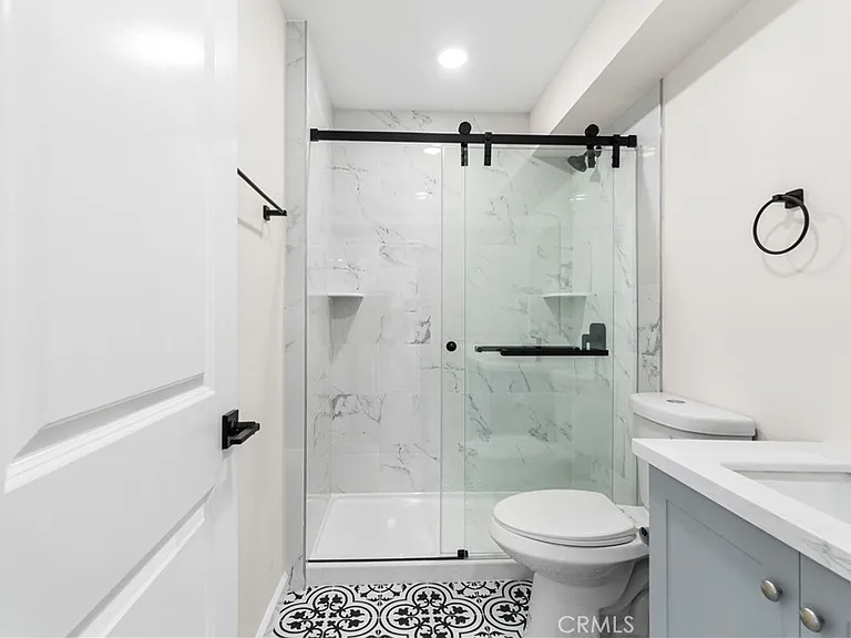 523 W 12th St #5 — Photo 11