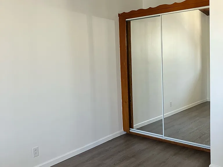 Bedroom/Double closet