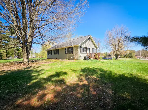 450 Skyline Dr, Horton, MI 49246