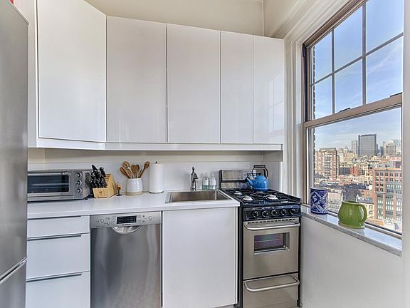 3rd image of 2 Horatio St APT 17C