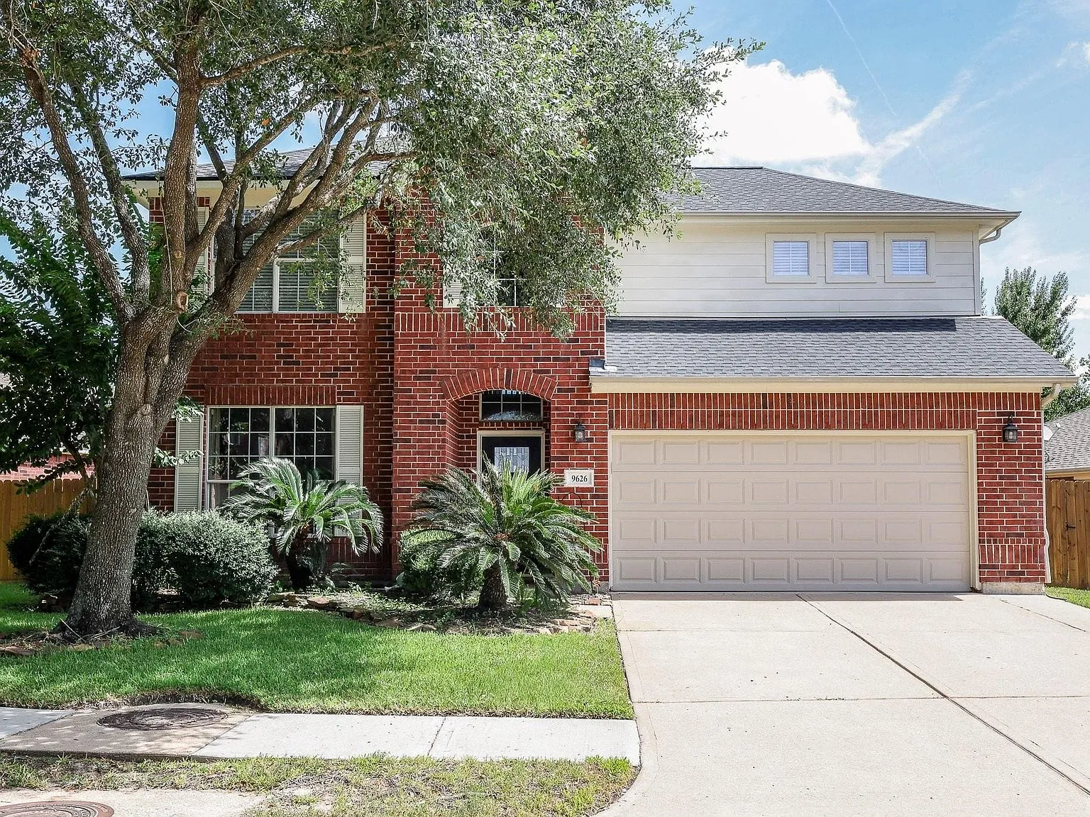 4 bed, 2.5 bath, 2756 sqft, $2,500 — Photo 2