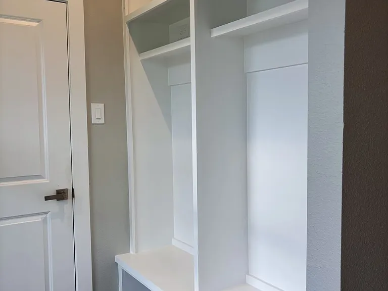 729 Ebenezer Ln — Photo 3