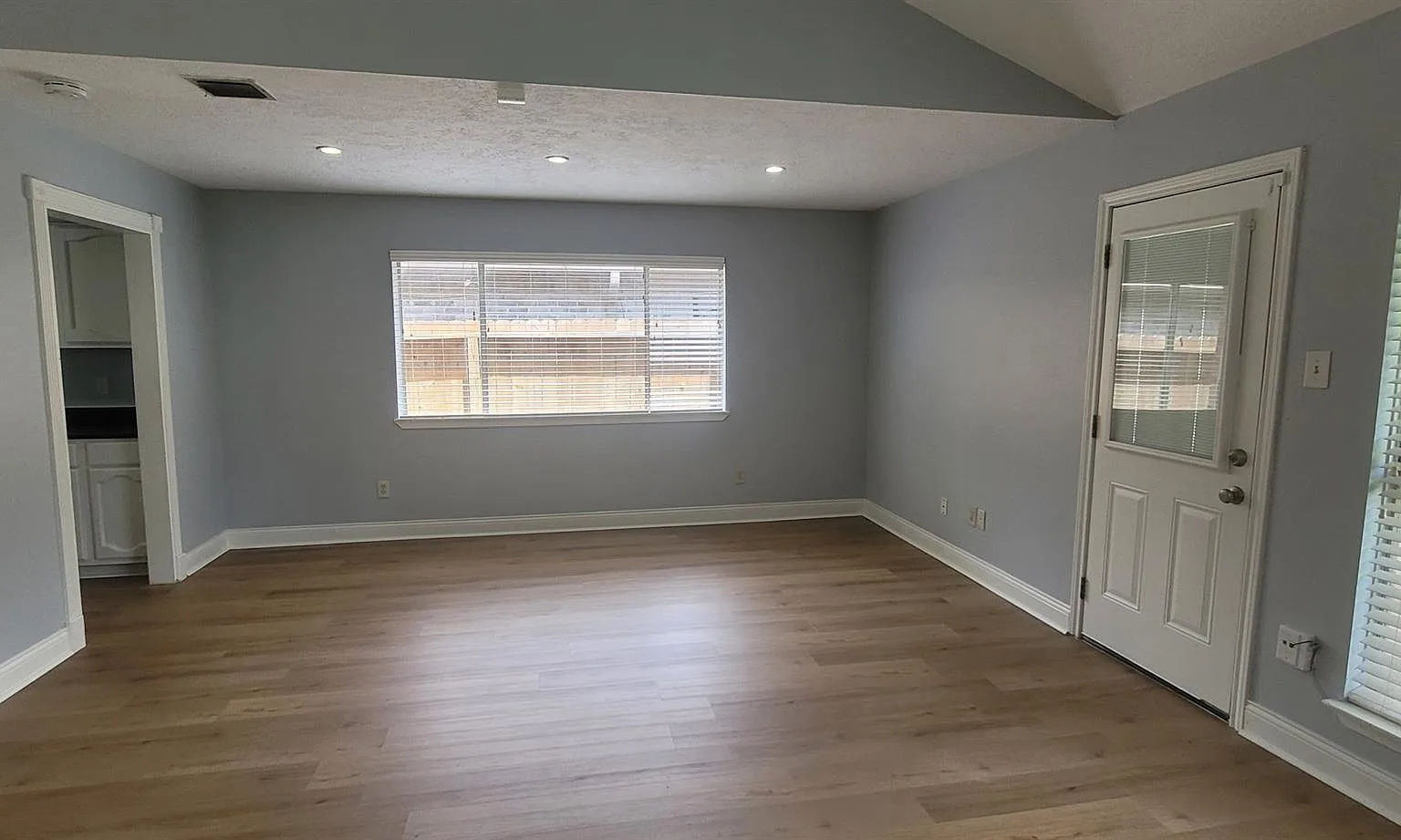 3 bed, 2.0 bath, 1662 sqft, $1,900 — Photo 4
