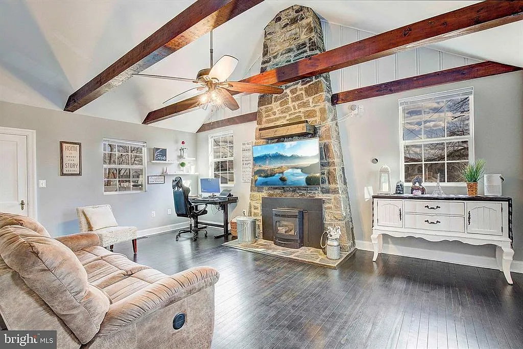 3 bed, 1200 sqft, $3,000 — Photo 2