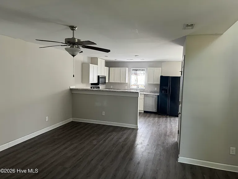 214 Jordan Ln — Photo 9