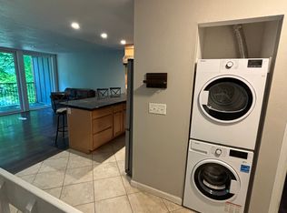 100 Kerr Pkwy APT 2, Lake Oswego, OR