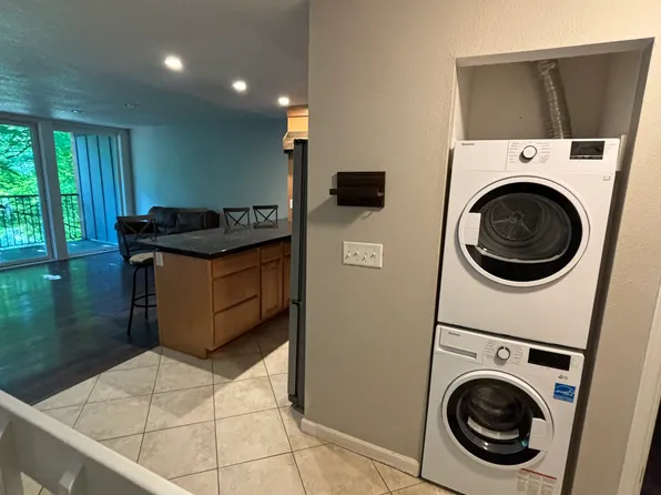 100 Kerr Pkwy APT 2, Lake Oswego, OR 97035