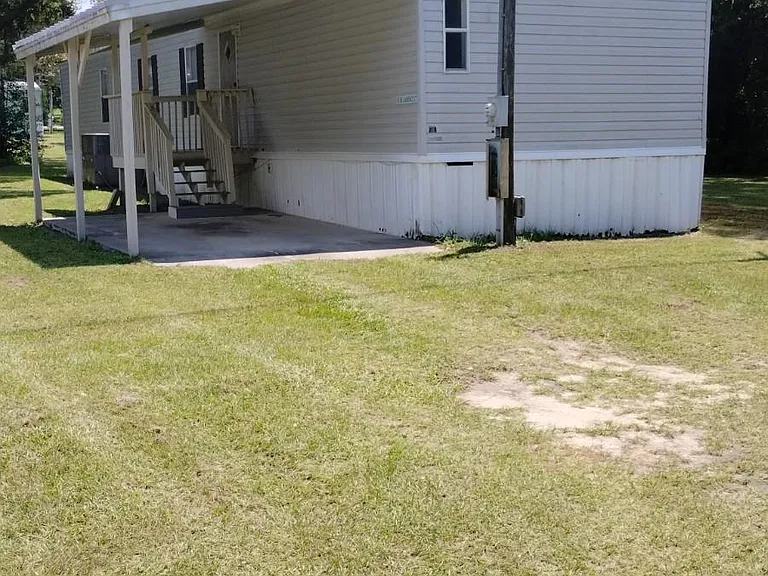 143 SE Laurence Ct — Photo 6