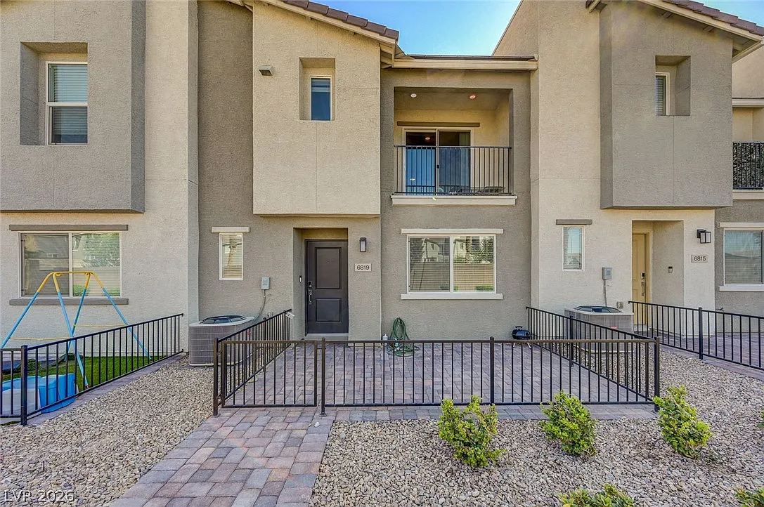 3 bed, 2.5 bath, 1373 sqft, $2,150 — Photo 1