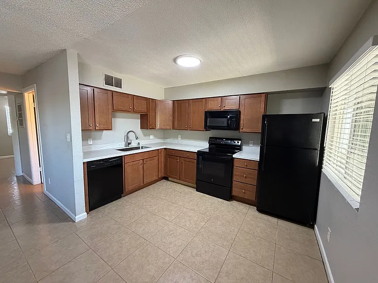 Twin Palms Apartments — Photo 1