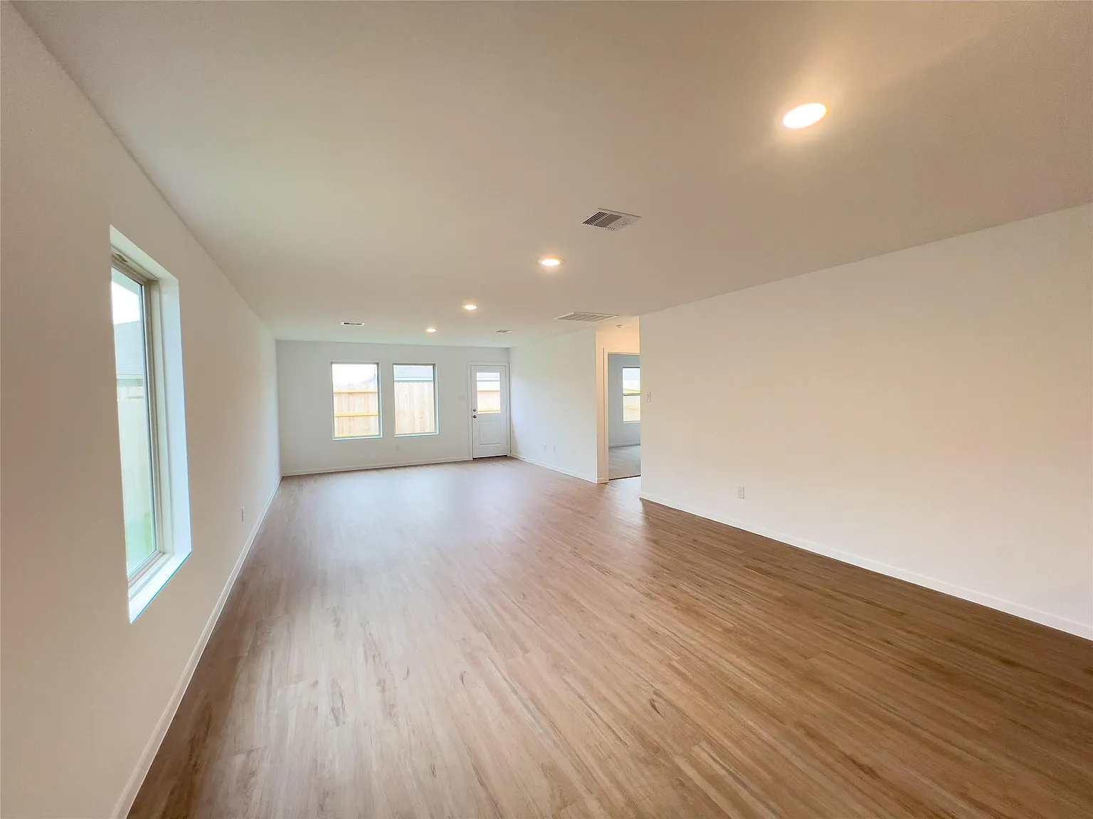 4 bed, 2.0 bath, 1686 sqft, $1,900 — Photo 2
