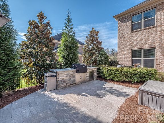 4th image of 300 Westlake Dr