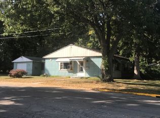 715 E McKenney St, Dixon, IL 61021