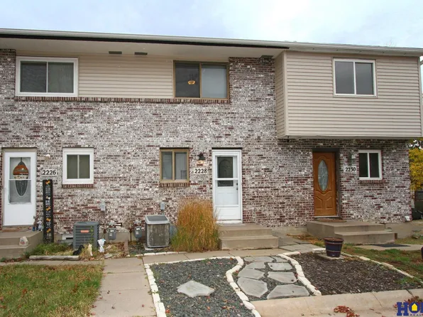 2228 Sandstone Rd, Lincoln, NE 68512