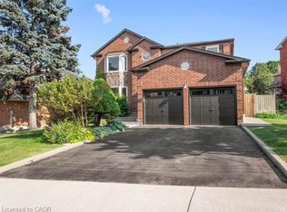 2074 Folkway Dr, Mississauga, ON L5L3J9