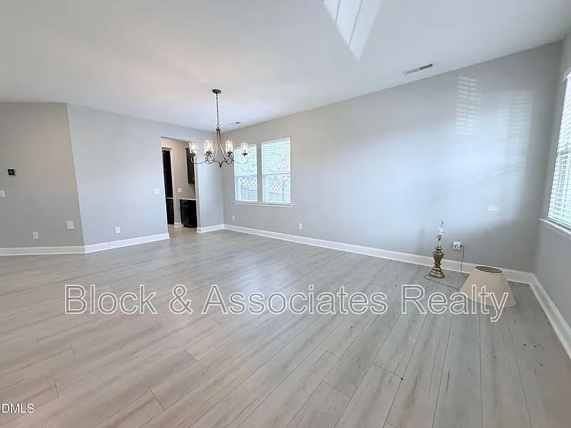 4 bed, 2.5 bath, $2,500 — Photo 2