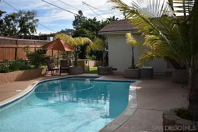 1st image of 727 Live Oak Dr