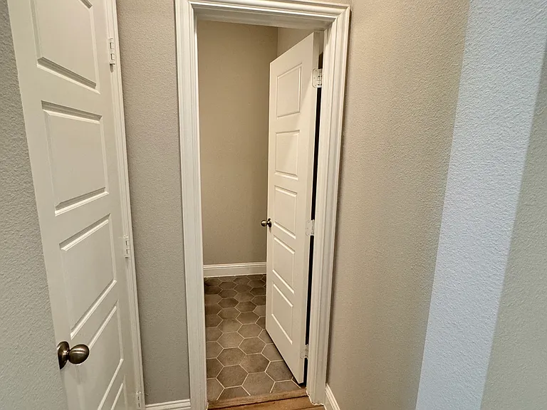 1091 Putnam Dr — Photo 8