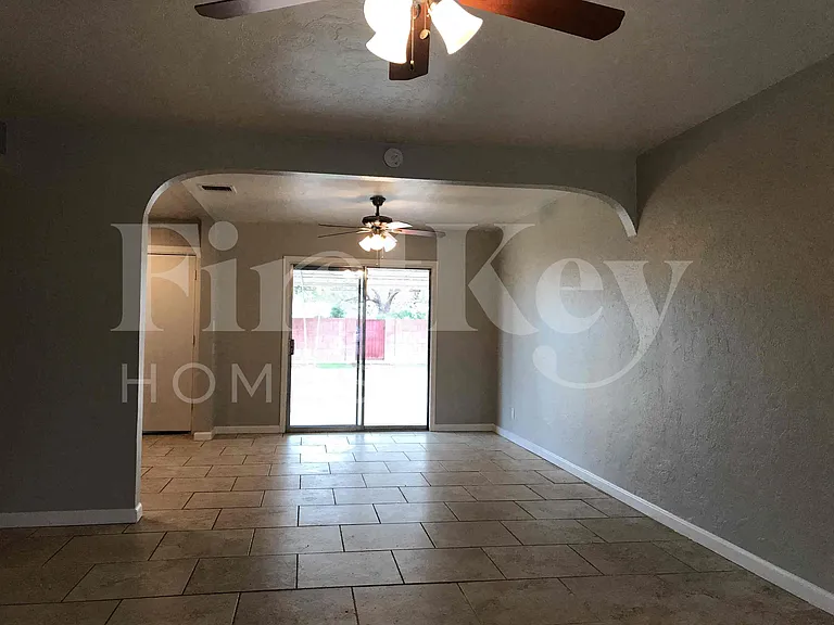 1507 W Berridge Ln — Photo 3