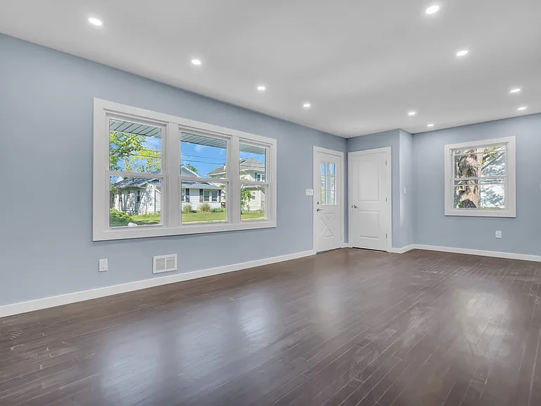 32 Northfield Ave — Photo 6