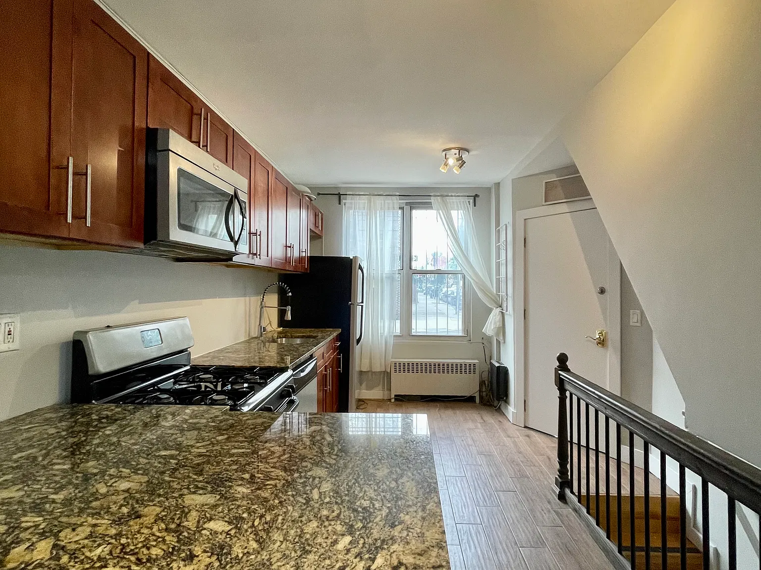 1 bed, 1.5 bath, 650 sqft, $3,000 — Photo 2