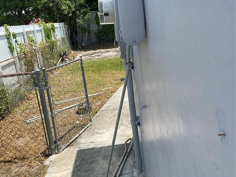 14315 NW 12th Ave — Photo 20