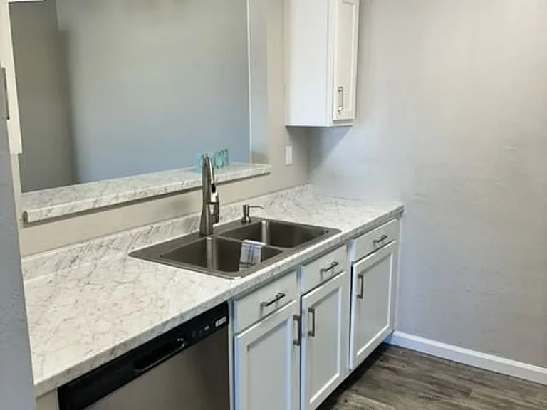 Silverado Apartments — Photo 22