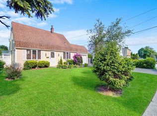 31 Ridge Ln, Levittown, NY 11756