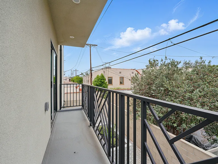 8236 1/2 Blackburn Ave — Photo 24