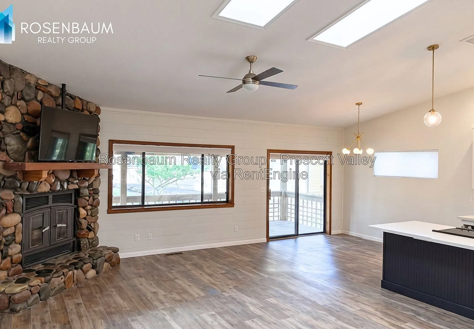 3 bed, 2.0 bath, 1484 sqft, $2,300 — Photo 2