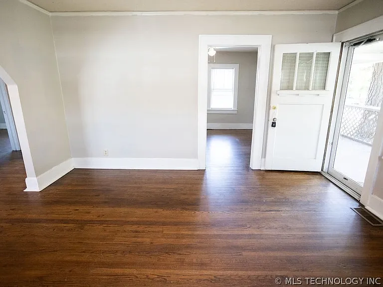 1147 S Florence Ave — Photo 14