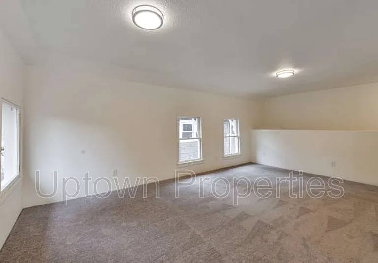 624 NW 22nd Ave #UPPER — Photo 6