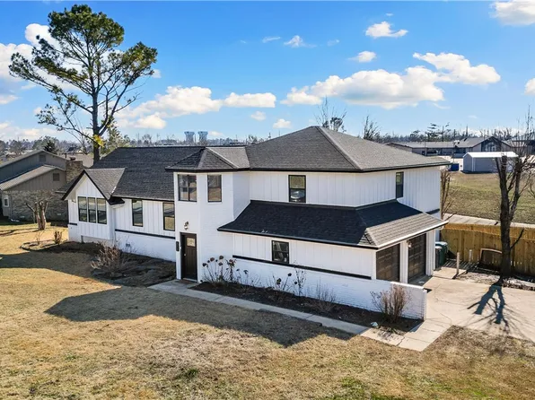 828 S Chateau Dr, Rogers, AR 72758