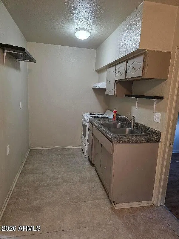 3 bed, 1.0 bath, 784 sqft, $1,300 — Photo 2