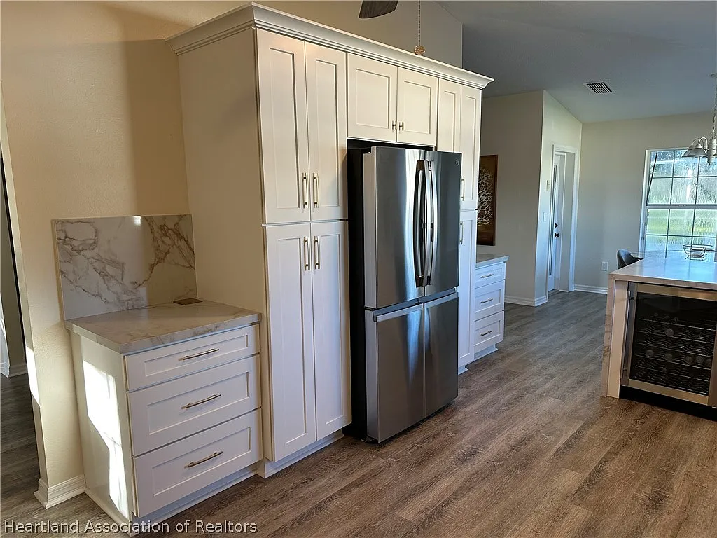 3 bed, 2.0 bath, 2306 sqft, $2,900 — Photo 4