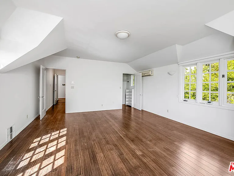 2441 Glendower Ave — Photo 26