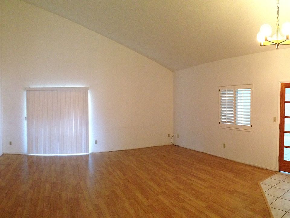Living room vaulted ceiling 