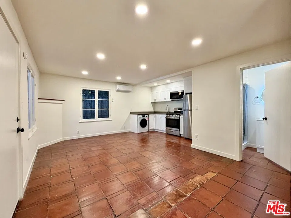 1 bed, 1.0 bath, $2,800 — Photo 2