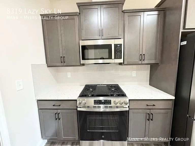 8319 Lazy Sky Ln — Photo 10