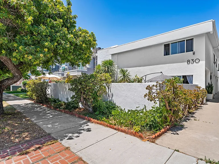 E Avenue - Coronado — Photo 32