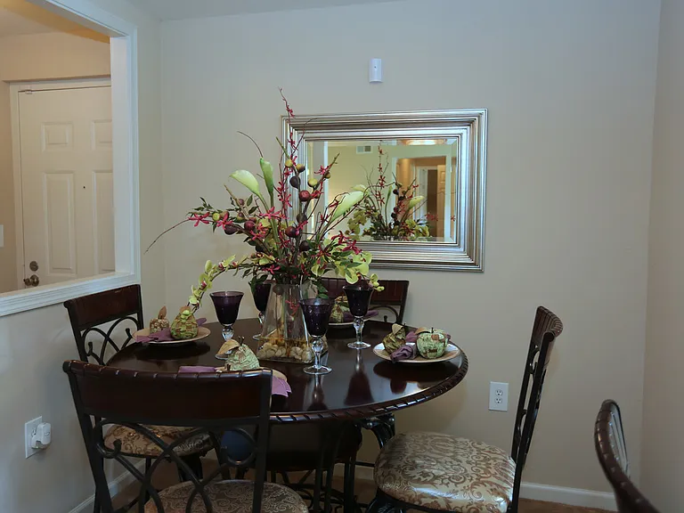 1BR, 1BA - 692SF - Dining Room & Foyer
