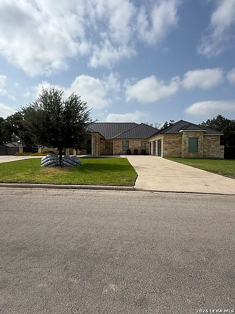 4 bed, 5.0 bath, 4720 sqft, $3,900 — Photo 3