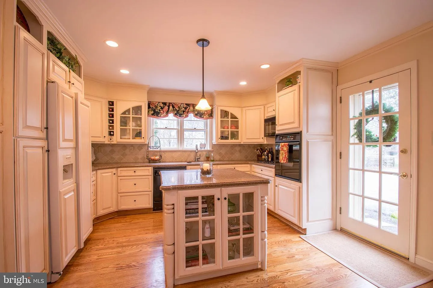 4 bed, 2.5 bath, 3500 sqft, $3,800 — Photo 4